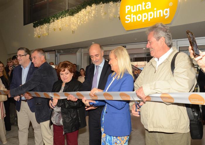 Autoridades en reapertura del Punta Shopping