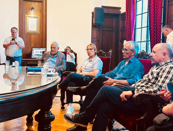 Castillo reunido con Di Doménico y demás autoridades