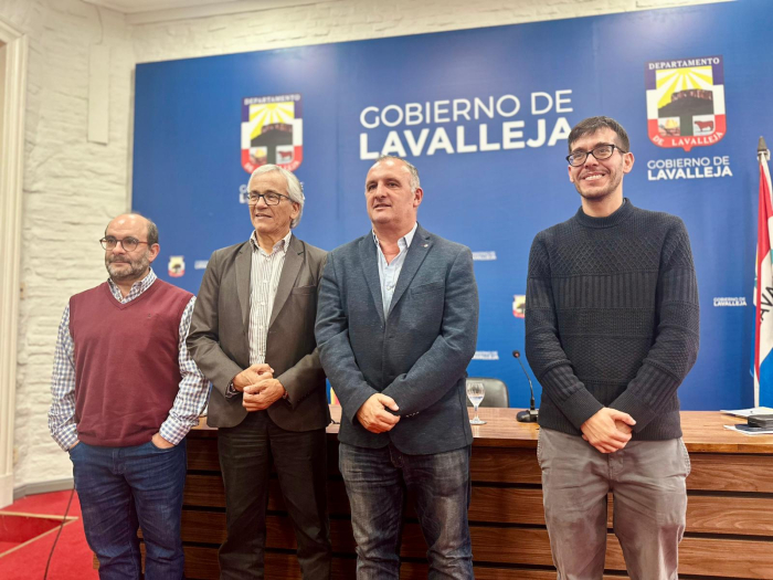 Yocco, Castillo, Ximénez y Araya durante la firma del acuerdo