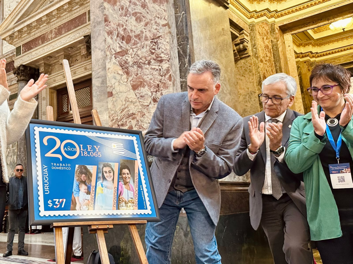 Descubrimiento del sello conmemorativo de los 20 años de la Ley de Trabajo Doméstico