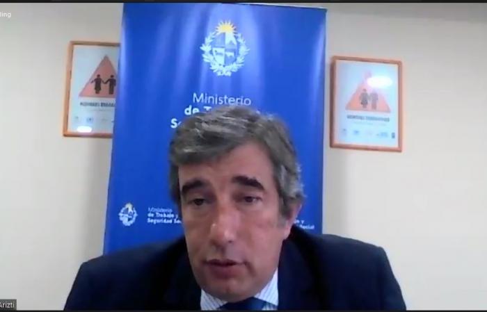 Subsecretario Mario Arizti exponiendo en CADE