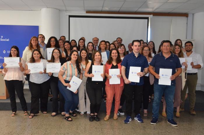 Finalización de las pasantías de Relaciones Laborales y entrega de certificados Autoridades y pasantes posan en entrega de certificados