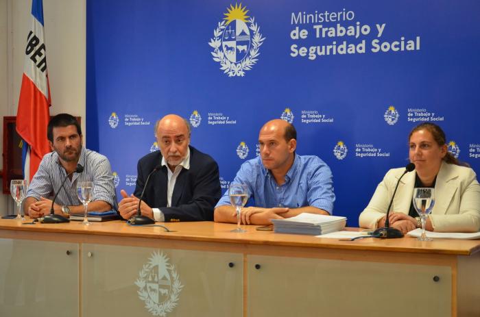 Ministros Pablo Mieres y Martín Lema, dir. Valentina Arlegui (MTSS) y Alejandro Sciarra (MIDES) Entrega de certificados Programa Accesos
