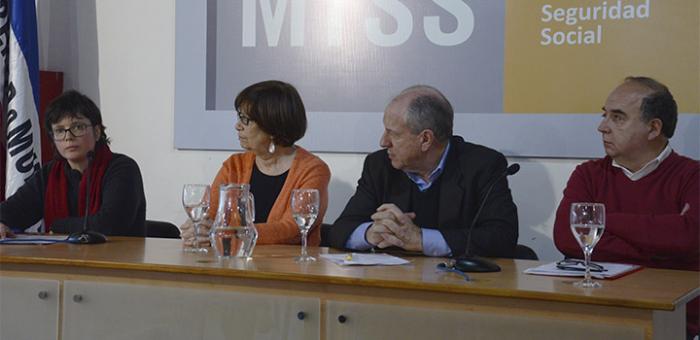 Conferencia de prensa Autoridades reunidas en conferencia de prensa para presentar el convenio de la OIT