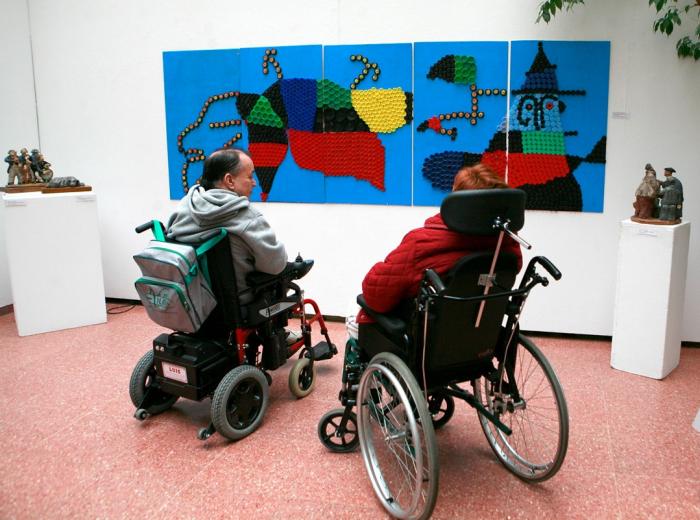 Día Internacional de las personas con discapacidad Personas con discapacidad observando cuadro en museo