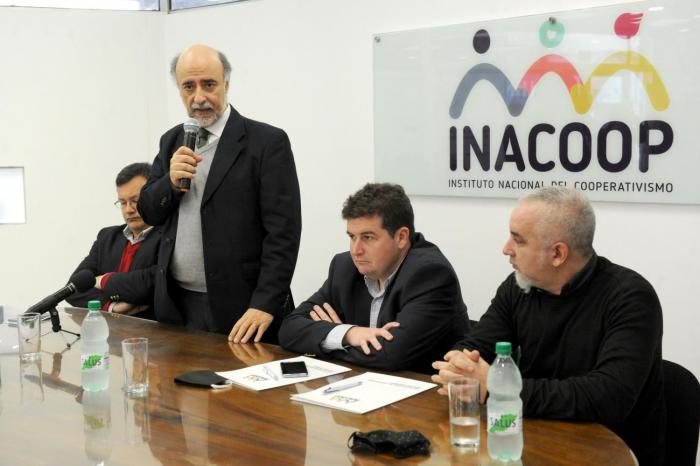 Ministro Mieres en acto de firma de convenio entre INACOOP y DINALI