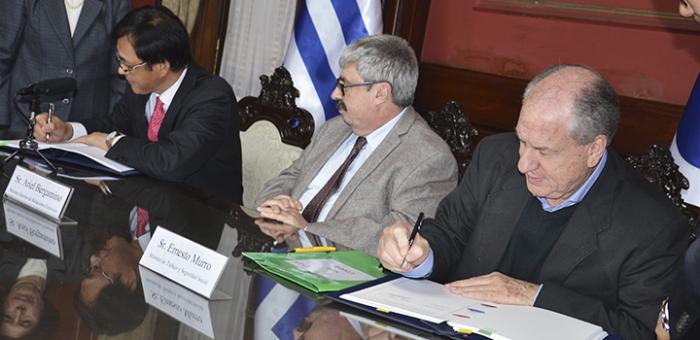 Firma de convenio de Seguridad Social entre Uruguay y Corea del Sur Ministro Murro, ministro interino de Relaciones Exteriores y embajador de Corea del Sur firmando convenio
