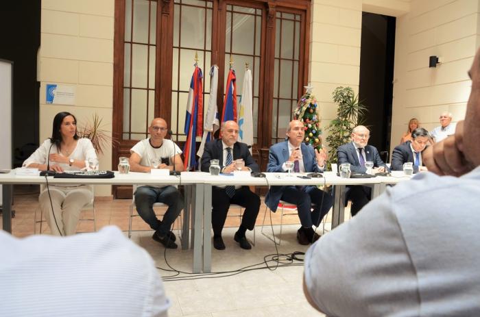 Mesa de autoridades, representantes del PIT CNT y Cámaras Empresariales Firma de convenio prevención de la explotación sexual infantil