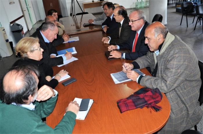 Ministro Murro presentó una propuesta para ayudar a recuperar empresas afectadas por las inundaciones Ministro Murro reunido con referentes de cámaras empresariales, PitCnt y autoridades del Ministerio de Trabajo