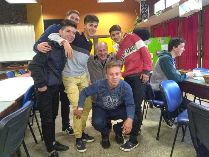 Murro junto a jóvenes participantes del conversatorio