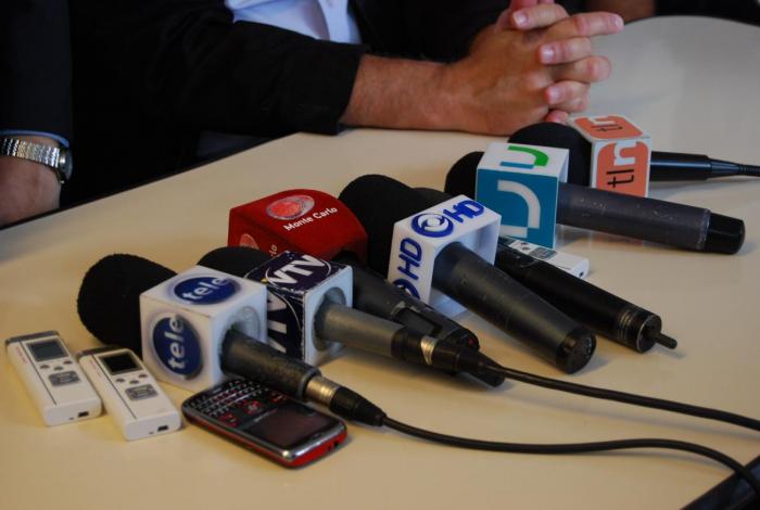 Imagen con micrófonos de los diferentes medios de comunicación en conferencia de prensa