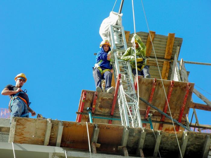 Comunicado sobre el pago de licencias y aguinaldos de la Construcción Obreros de la construcción trabajando