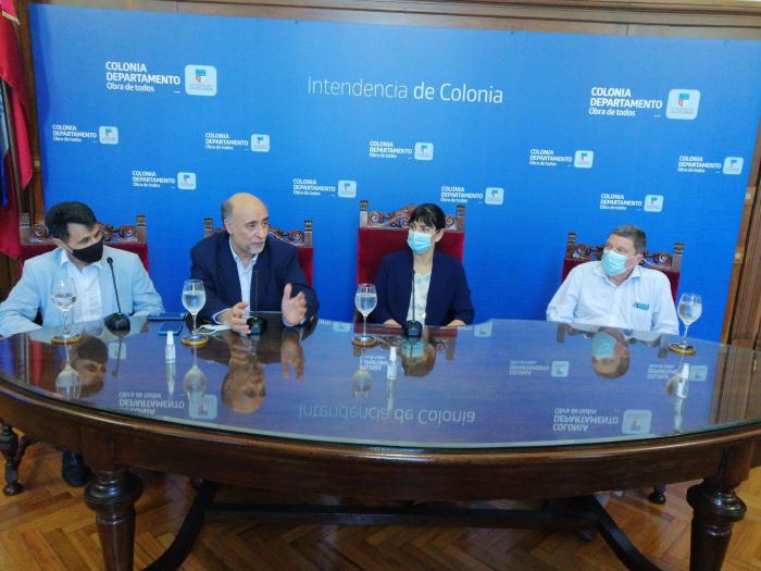 Autoridades en conferencia en Colonia