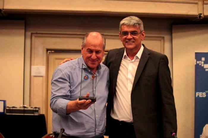 Ministro Murro recibiendo premio por parte de la Confederación Sindical de Trabajadores/as de las Américas