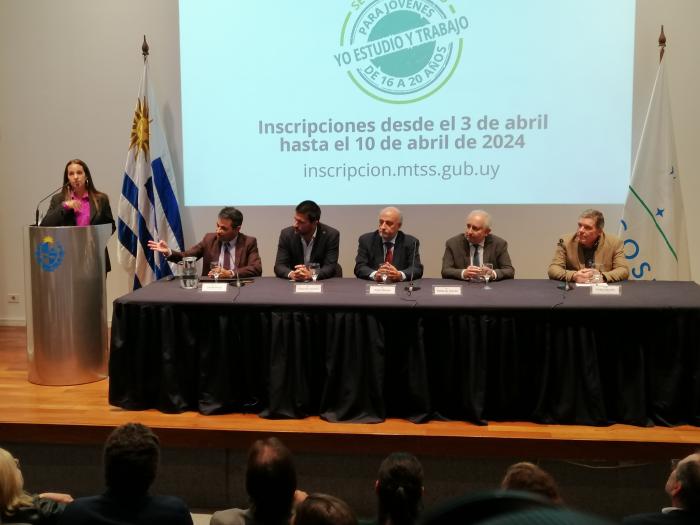 Autoridades durante la presentación