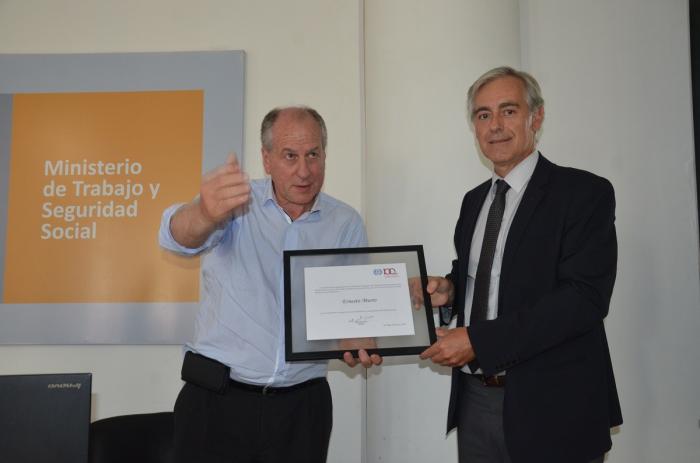 Fabio Bertranou entrega placa de reconocimiento al ministro Murro
