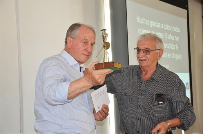 Murro recibe una figura de El Qujiote de Sixto Amaro