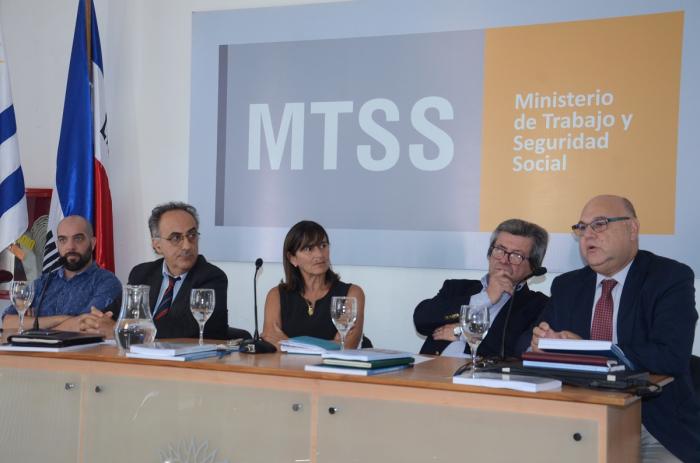 Autoridades y expositores durante la presentación