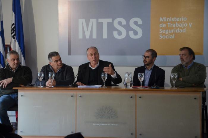 Registro para postularse a posibles trabajos en UPM Autoridades que integraron la mesa durante la conferencia