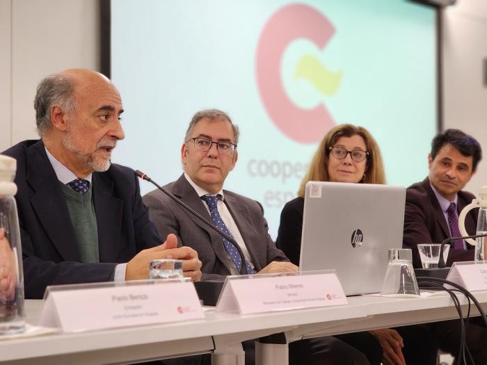Mesa de Apertura "Construyendo Puentes: Impulsando un Sistema Nacional de Orientación Laboral" Ministro Mieres y director de Empleo en Seminario Internacional