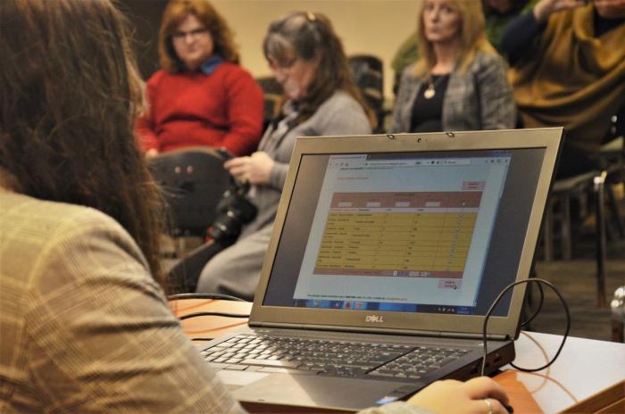 Joven becaria con computadora para realizar sorteo de yo estudio y trabajo