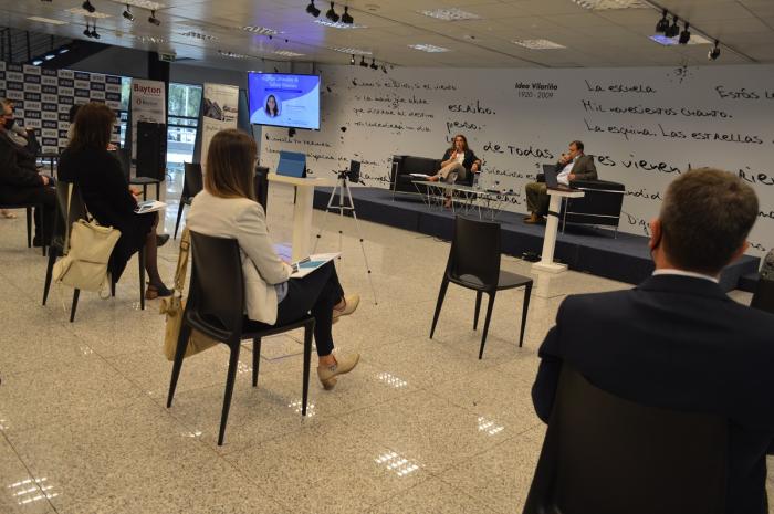 Terceras Jornadas de Gestión Humana en la Administración Pública Directora exponiendo en las jornadas sobre gestión humana
