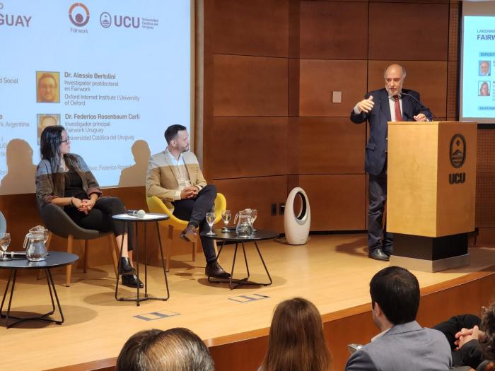 Ministro en lanzamiento de proyecto Firework Ministro en lanzamiento de proyecto Firework