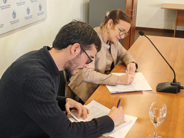 Federico Araya y Ana Juanche firmando el convenio
