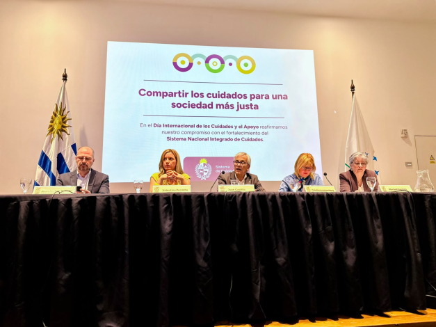 Autoridades en la mesa