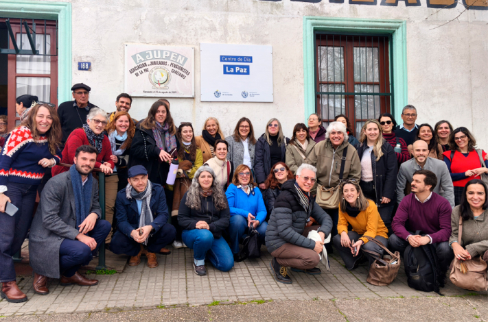 Autoridades y demás asistentes en foto grupal