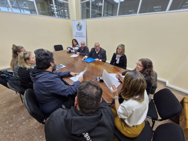 Participantes alrededor de la mesa durante la firma del acuerdo