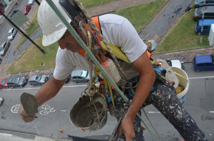 trabajador trabajando en altura