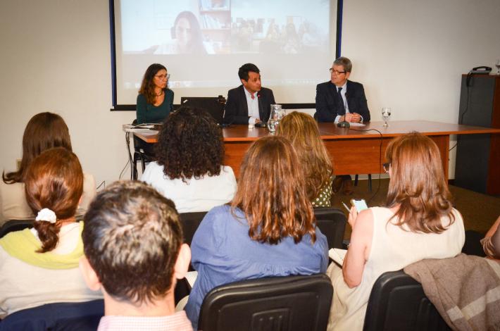 Representantes de Trabajo y Relaciones Exteriores exponiendo