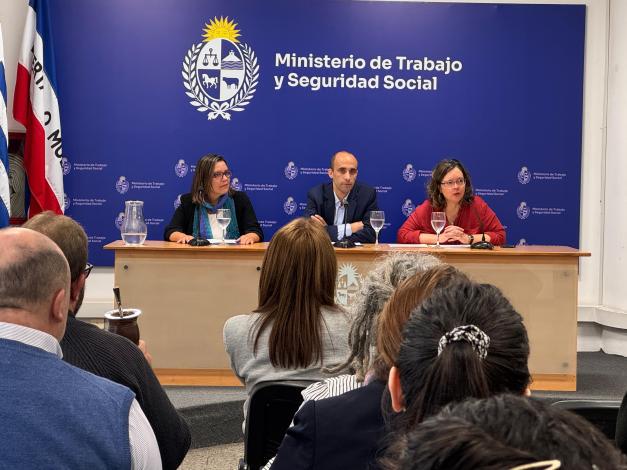 Expertos María Noel Close y Adrián Sosa, y directora General del MTSS Laura Bajac