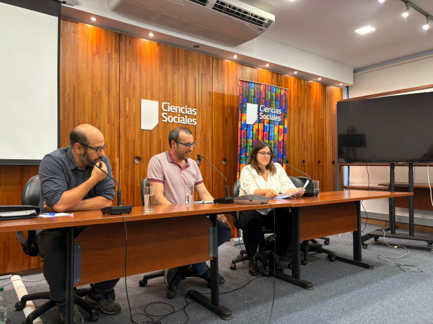 Barrios y demás expositores en la mesa