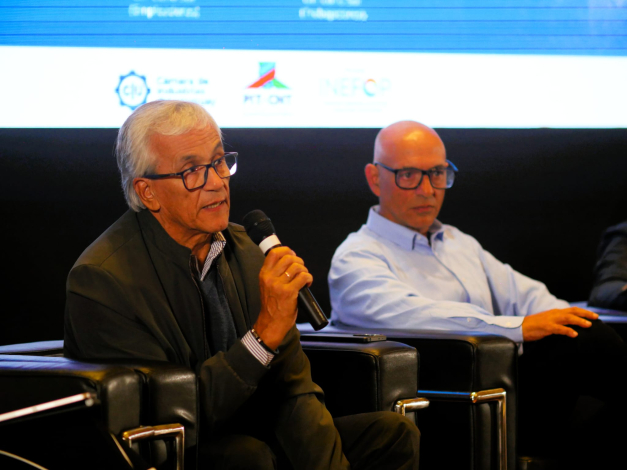 Ministro Castillo en lanzamiento de País Industrial