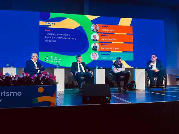 Castillo, Tapia, Arim y Menoni durante el panel de la Expo Turismo Uruguay 2026