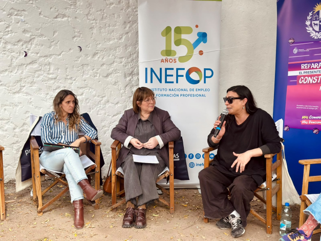 Analía Villar, Vivian Gilles, Josefina González en conversatorio