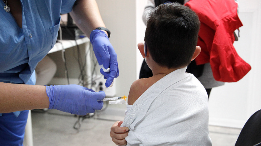 Niño en centro de vacunación