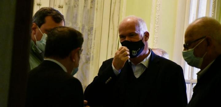 Autoridades conversan en la Casa de Residentes de Flores