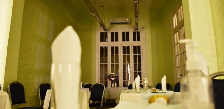 Salón de fiestas reformado en la Casa de Residentes de Flores