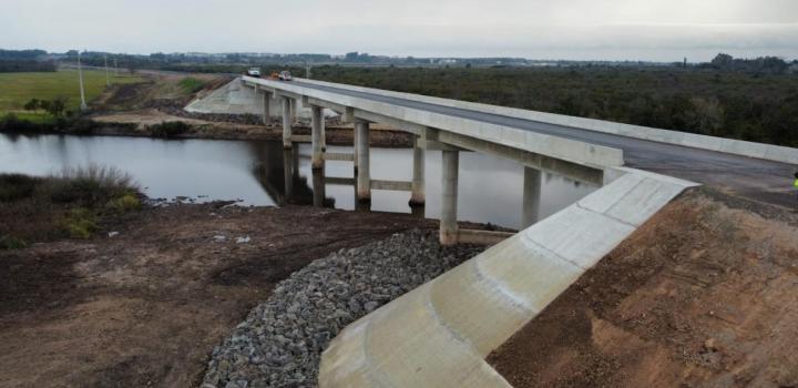 Puente nuevo de Carmelo visto desde arriba