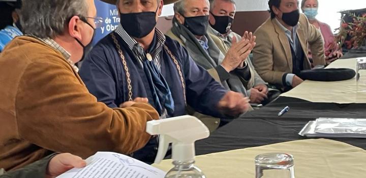 Falero junto al Presidente de la Sociedad Los Coronillas, en firma de convenio social