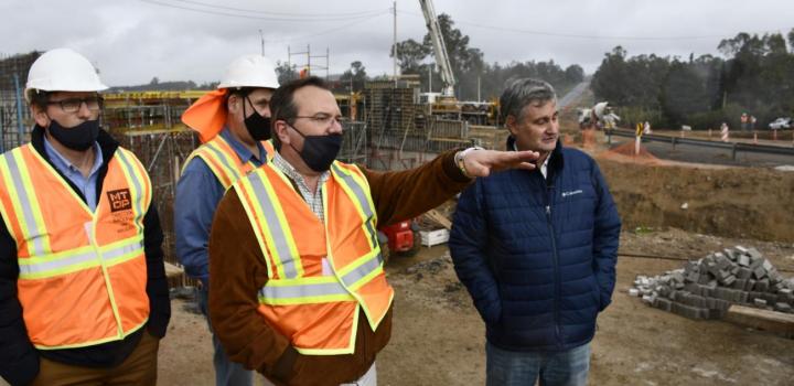 Ministro Falero junto al Dtor. de Vialidad Ciganda observando obras viales en ruta IB