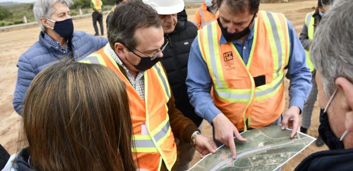 Falero y técnicos de Vialidad observando proyecto de obra