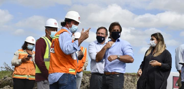 Presidente Luis Lacalle Pou observa trabajos sobre canal 2, en bañados de Rocha