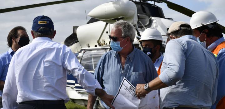 Luis Alberto Heber observa proyecto de canalización de arroyo Averías, en bañados de Rocha