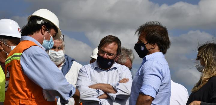 Presidente Luis Lacalle Pou observa trabajos sobre canal 2, en bañados de Rocha