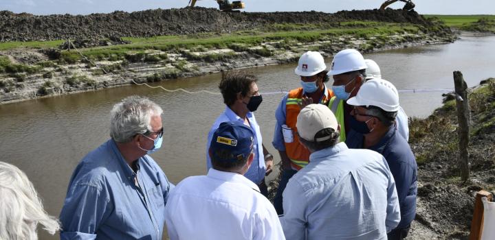 Presidente Luis Lacalle Pou observa trabajos sobre canal 2, en bañados de Rocha