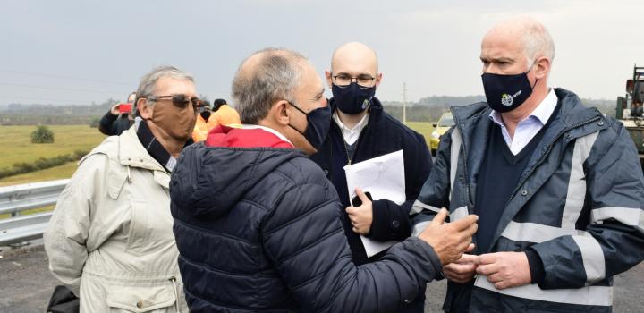 Ministro Olaizola conversando con vecino